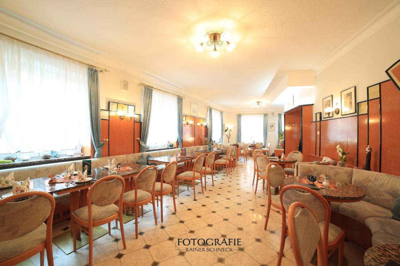 Cafe Am Donautor Hotel Kelheim Exterior photo