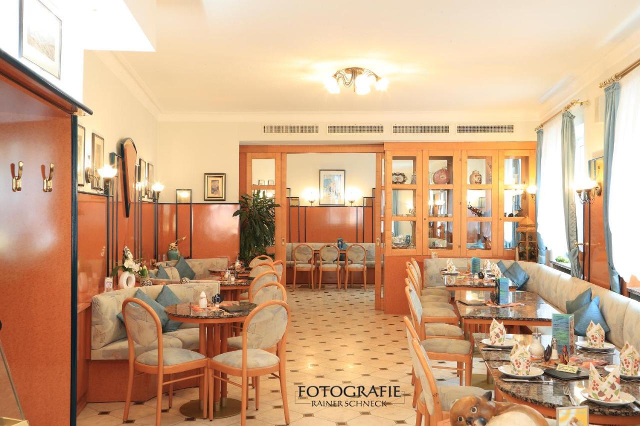 Cafe Am Donautor Hotel Kelheim Exterior photo